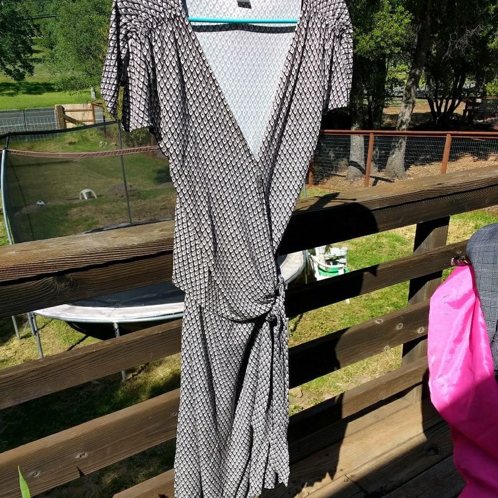 Ann Taylor  VGUC wrap front  brown & White print